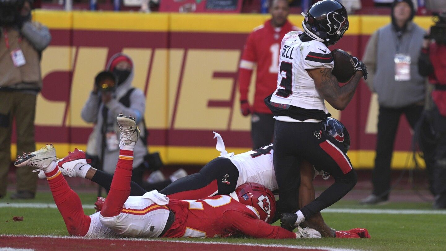 Texans WR Tank Dell hospitalized after severe knee injury on TD catch vs. Chiefs