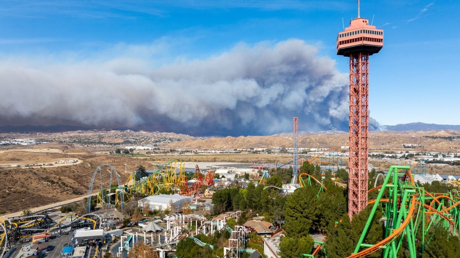 Un nouvel incendie fait rage au nord de Los Angeles, des ordres d'évacuation émis