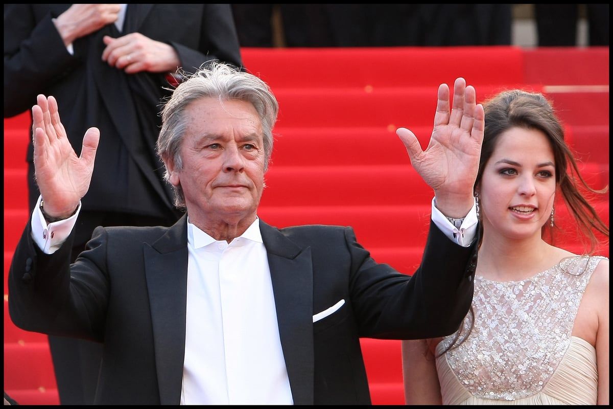 Alain Delon : ses fils lâchés ? Ce message d’un proche d’Anthony à Anouchka Delon qui en dit long