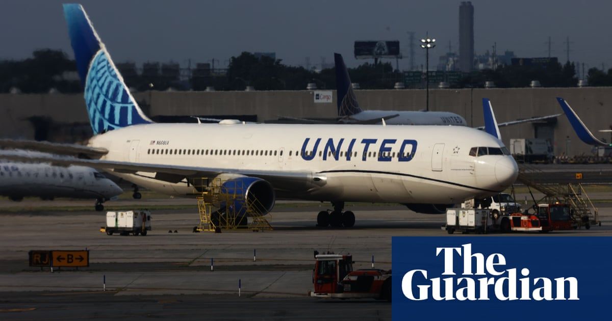 United pilot attacks passenger for taking too long in the bathroom, lawsuit alleges