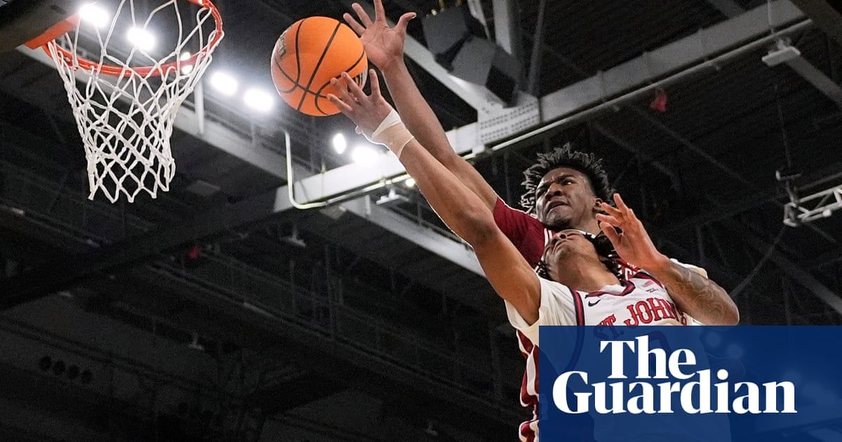 Arkansas upset second-seeded St John’s to reach Sweet 16 in March Madness stunner