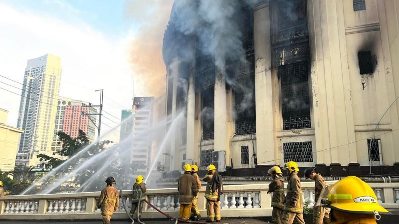 Philippines: Inferno tears through Manila's historic Central Post Office