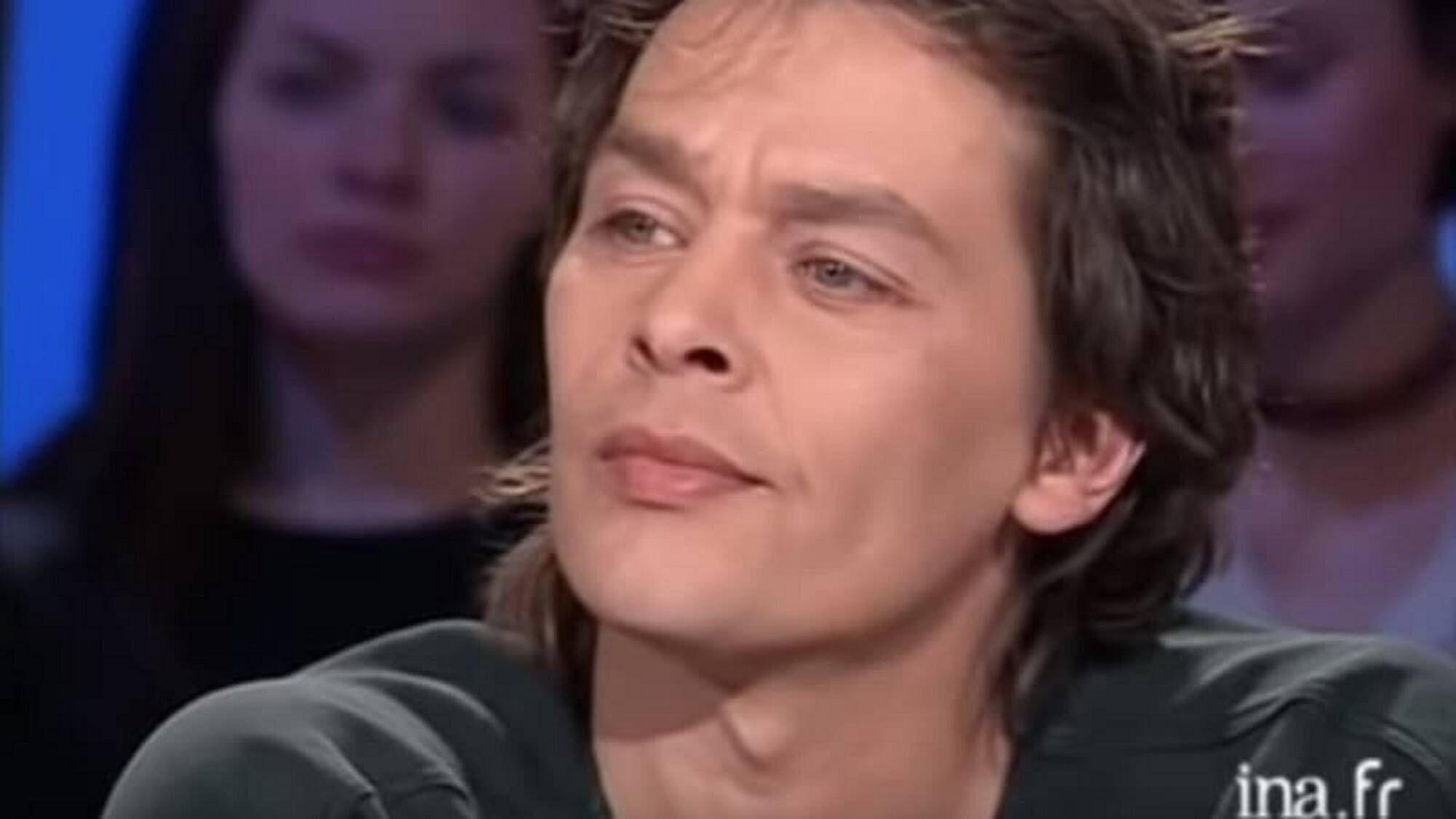 "Corps en décomposition", "couple turbulent", "cris": ce que l'on sait du décès d'Ari Boulogne, le fils non reconnu d'Alain Delon