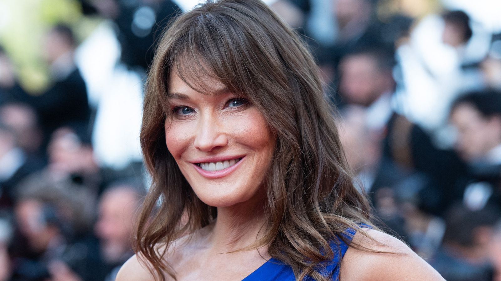 Carla Bruni, sculpturale en robe fourreau ultra-moulante Saint Laurent, elle fait sensation sur La Croisette