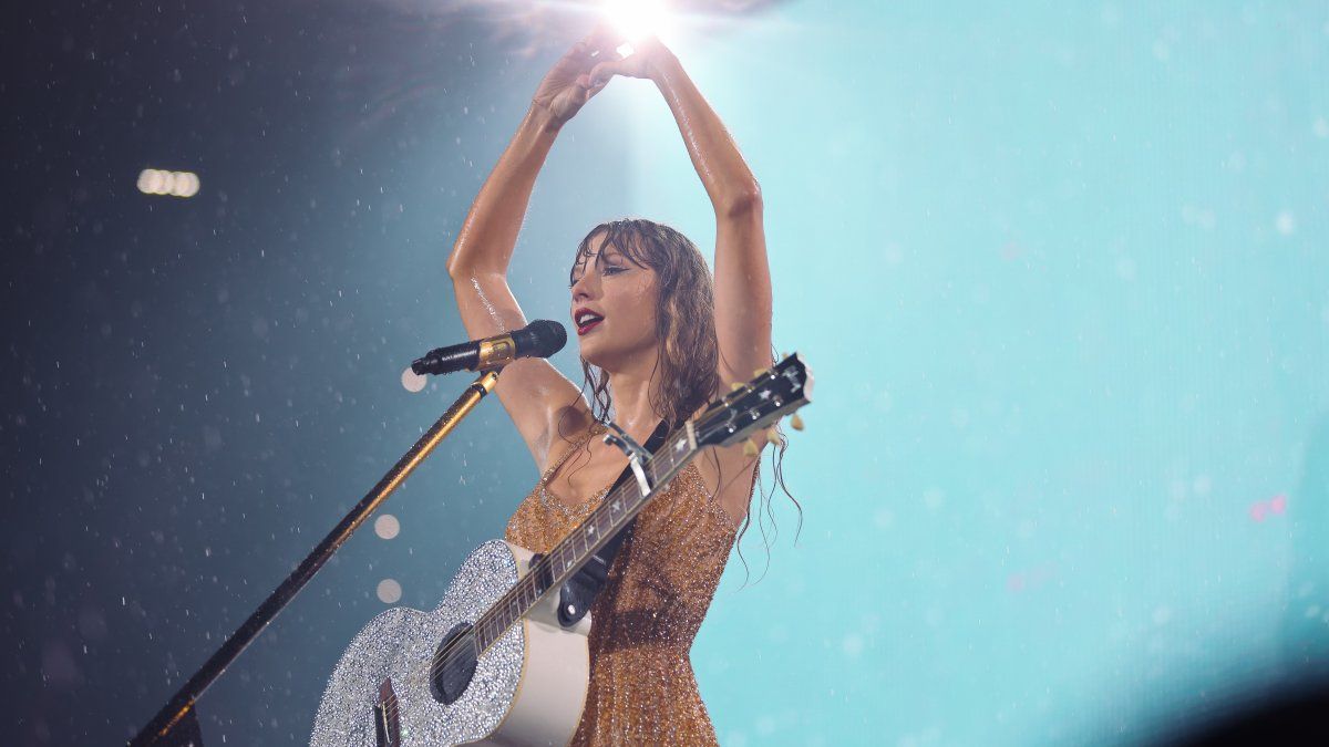 Taylor Swift Eras Tour at Gillette Wows in Rain: See Setlist, Photos