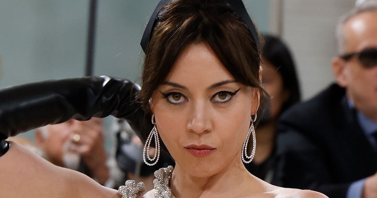 Aubrey Plaza: Her Co-Star's Abs Changed 'The White Lotus'