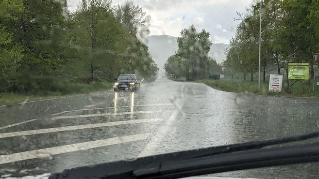 "En une heure, il est tombé l'équivalent de plus de trois semaines de pluie dans l'Yonne", indique Météo France