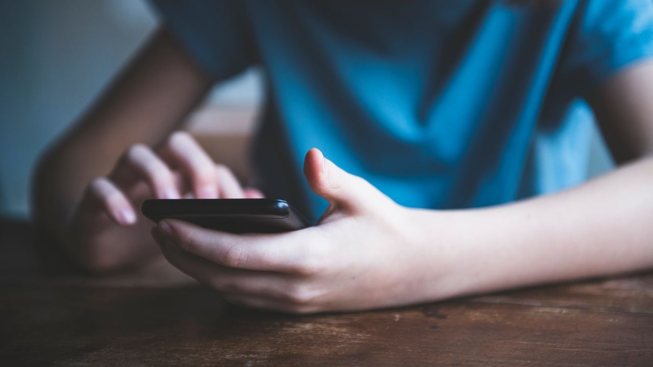 Un adolescent meurt après avoir pris un bain avec son téléphone portable