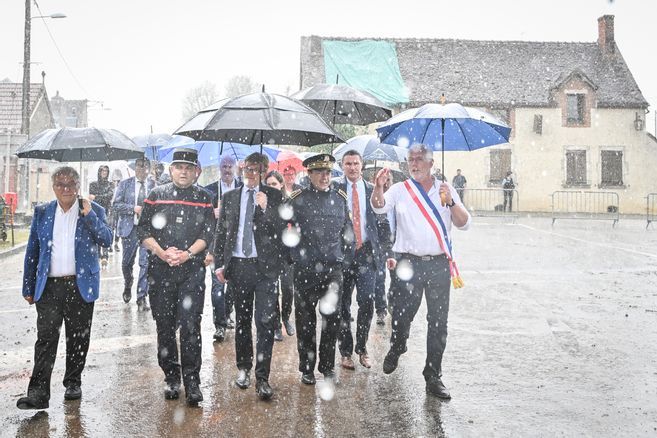 Orages dans le Cher : À Preuilly ce mercredi, le ministre de l'Agriculture Marc Fesneau évoque "un phénomène tornadique"