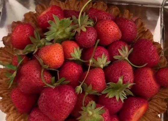 La tarte aux fraises non équeutées à 80 euros de ce fameux pâtissier est passée de travers, festival de blagues sur Internet