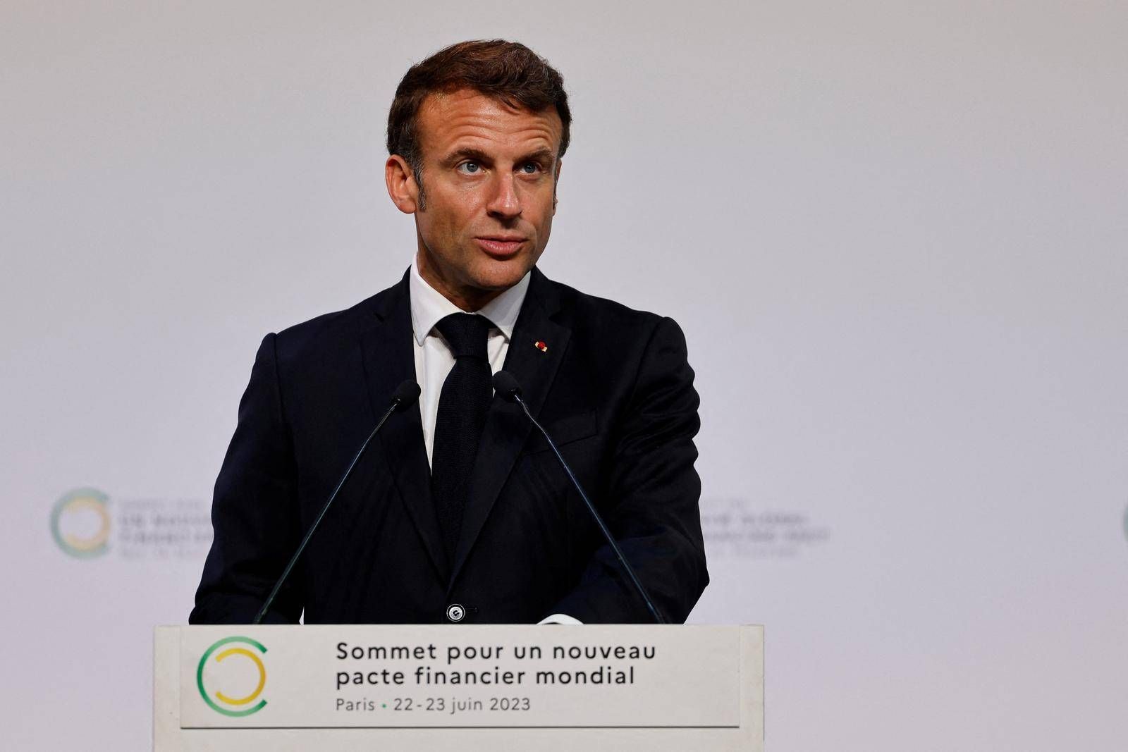 "Parfois, nous nous sentons un peu seuls" : Macron ironise sur la forte pression fiscale française