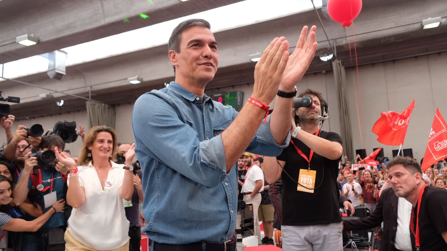 Espagne : à la veille des élections législatives, Pedro Sanchez et ses partisans veulent encore croire à la victoire