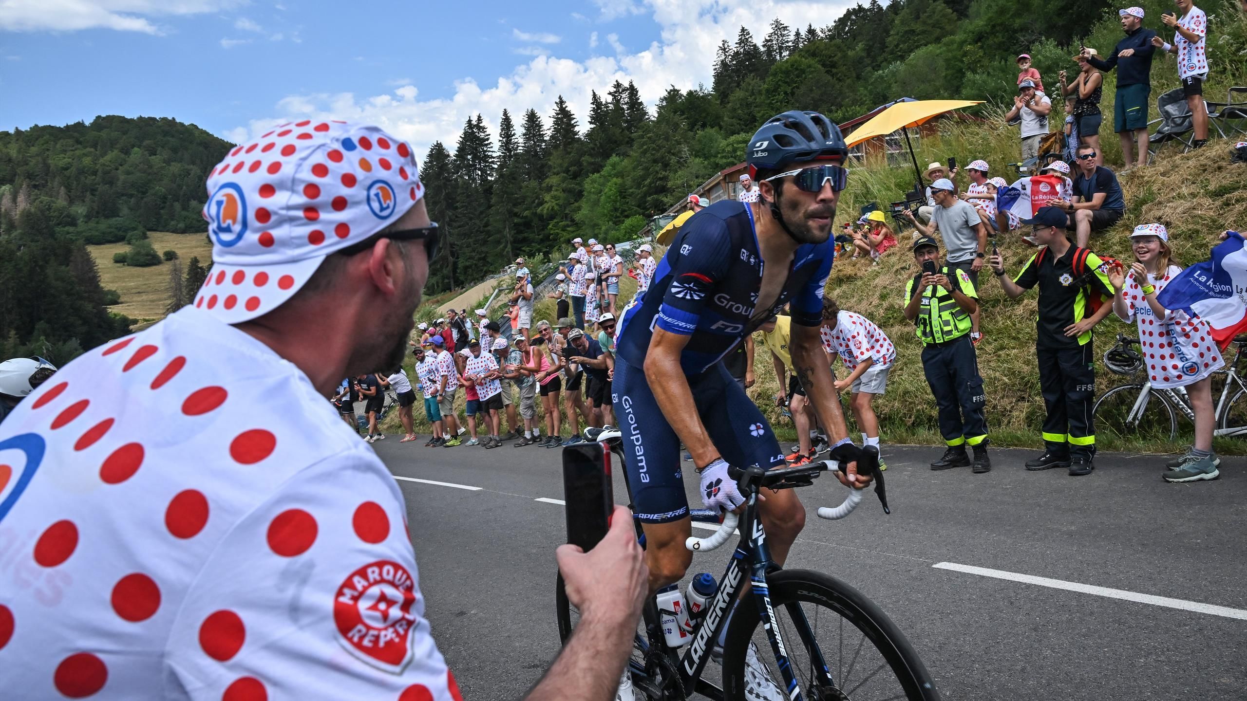 Un virage à sa gloire, la der' à la maison : Ce sera la fête de Thibaut Pinot - Eurosport