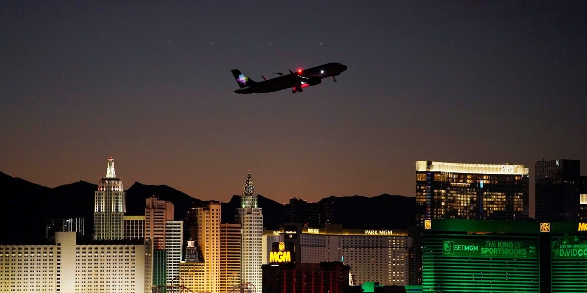 Passenger on Board Las Vegas Delta Flight Describes People Needing Oxygen Tanks