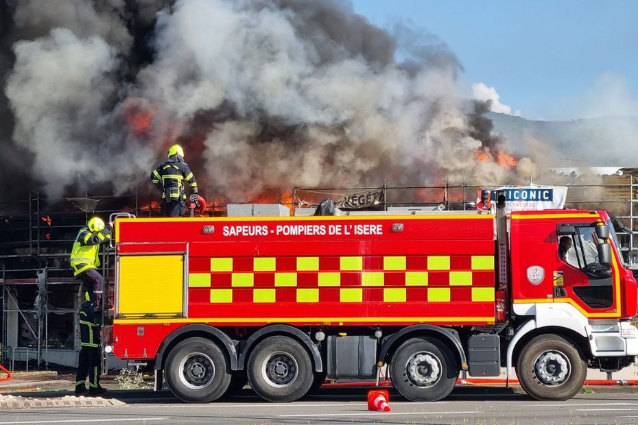 VIDÉO. Incendie d'un centre commercial près de Grenoble : 40 personnes au chômage technique, le feu toujours pas éteint