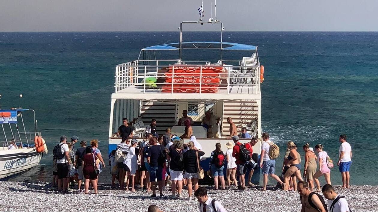 Incendies en Grèce. Des touristes évacués par bateaux de l’île de Rhodes