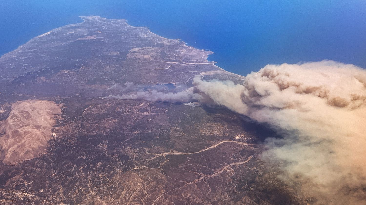 Incendies en Grèce : plus de 20 bateaux procèdent à des évacuations sur l'île de Rhodes