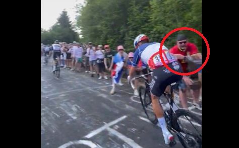 Tour de France : Madouas chute après... avoir été poussé par un spectateur (vidéo)