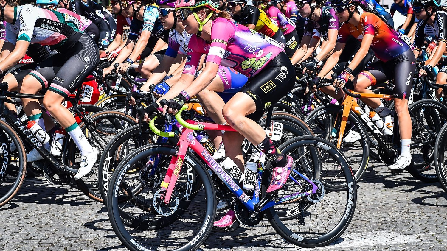 Tour de France Femmes 2023 : qui sera la première coureuse en jaune à Clermont ? La 1ère étape en questions