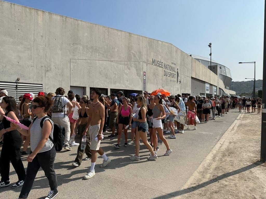 Concert de The Weeknd à Nice: une attente plutôt paisible à l'entrée de l'Allianz Riviera