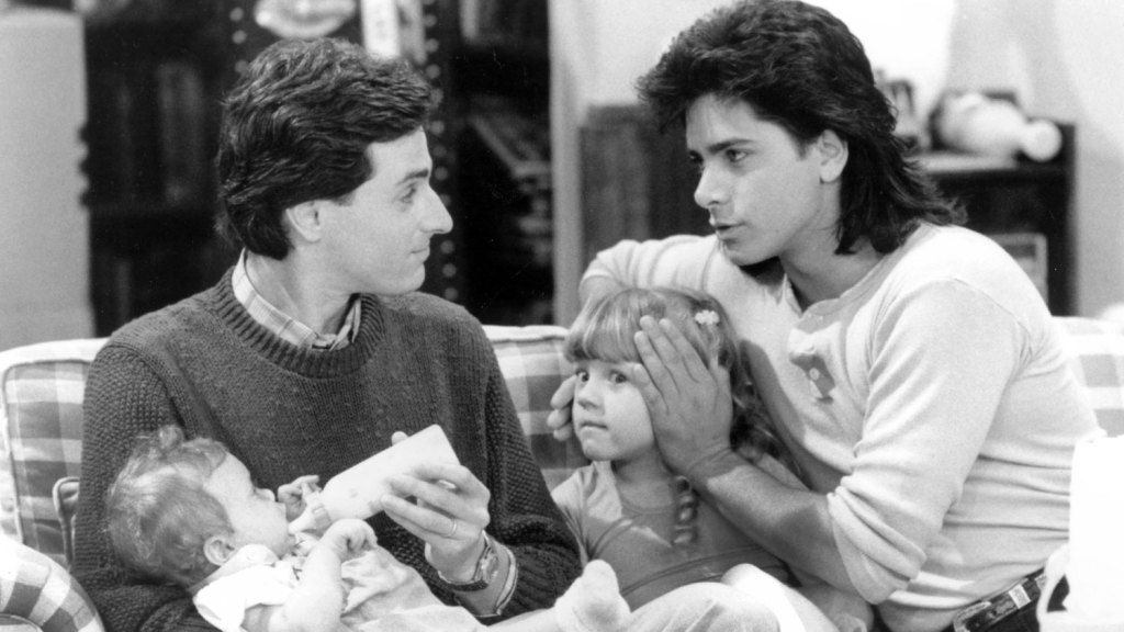 John Stamos “Hated” ‘Full House’ & Wanted Out When He Saw Reactions To Jodie Sweetin & Realized Sitcom Wasn’t Like ‘Bosom Buddies’