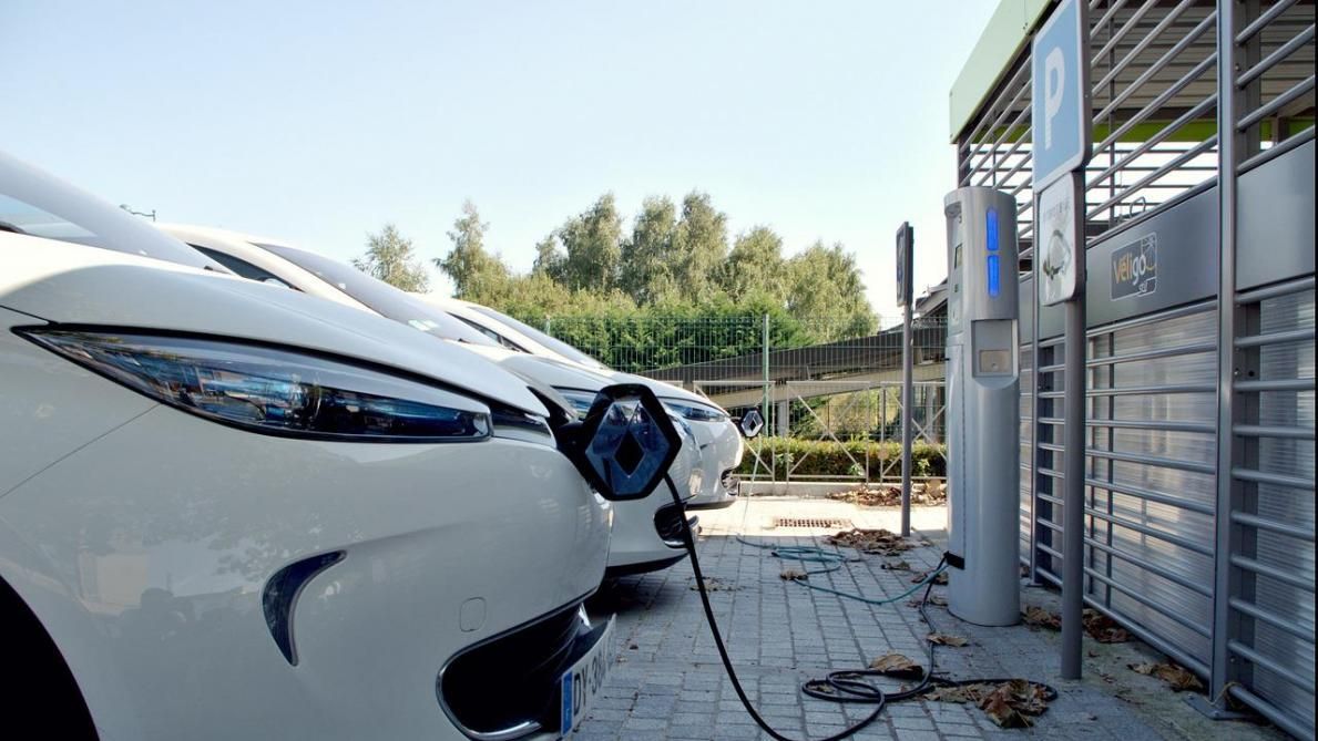 Vacances: pratiquement une heure d’attente pour recharger sa voiture électrique sur l’autoroute