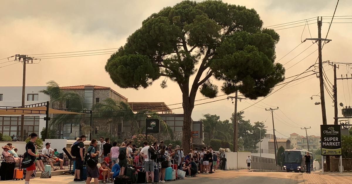 Incendies en Grèce : des milliers de touristes évacuent l’île de Rhodes dans la panique