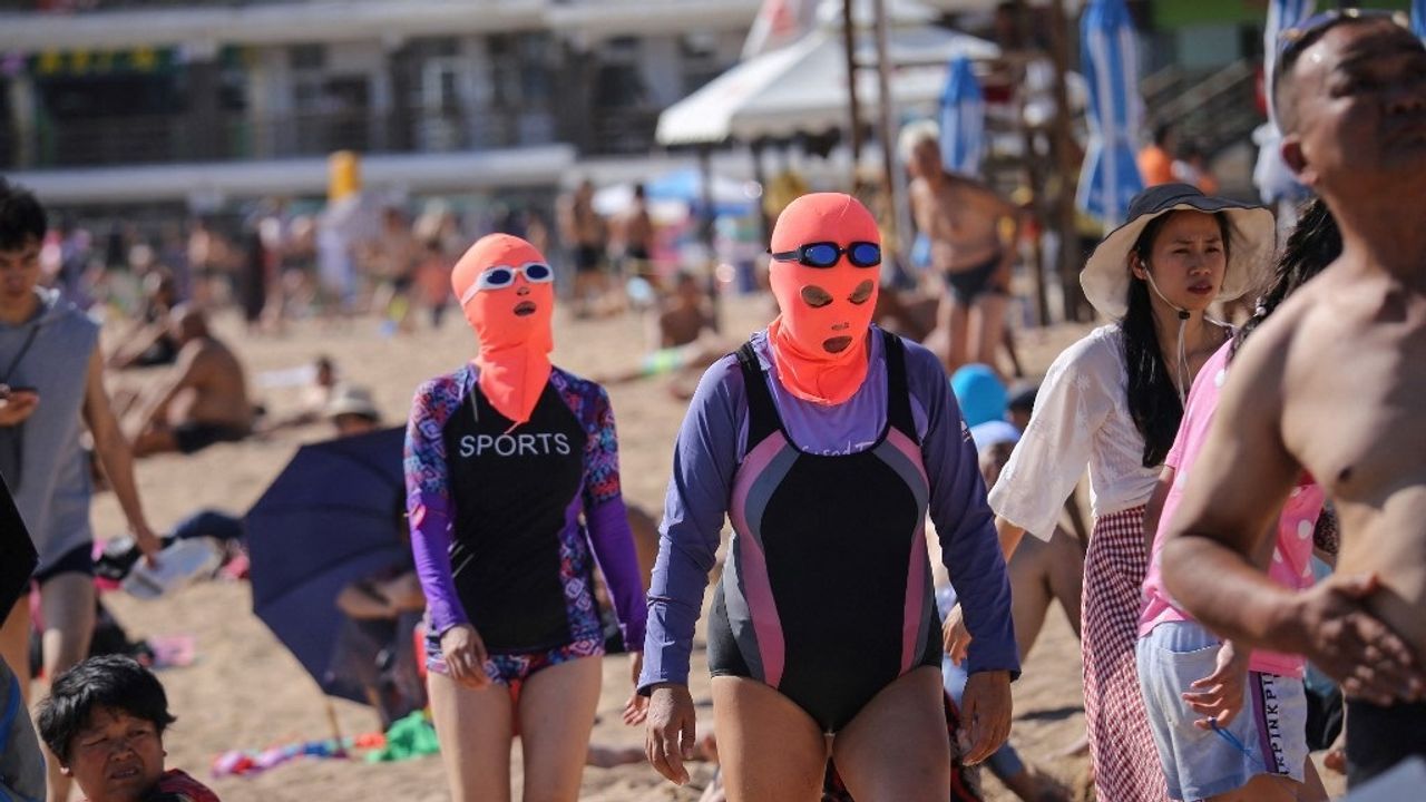 Canicule en Chine : ruée sur le "facekini" pour protéger le visage des rayons du soleil