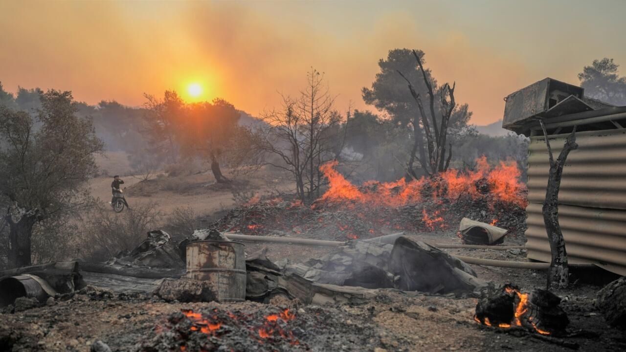 En images : record de température attendu en Grèce, les incendies toujours en cours