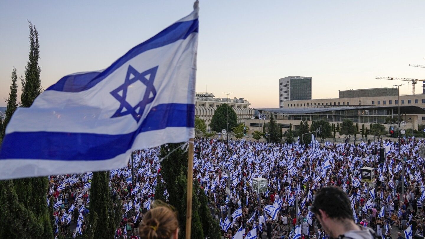 Thousands march on Jerusalem as former Israeli officials beg Netanyahu to halt legislation overhaul