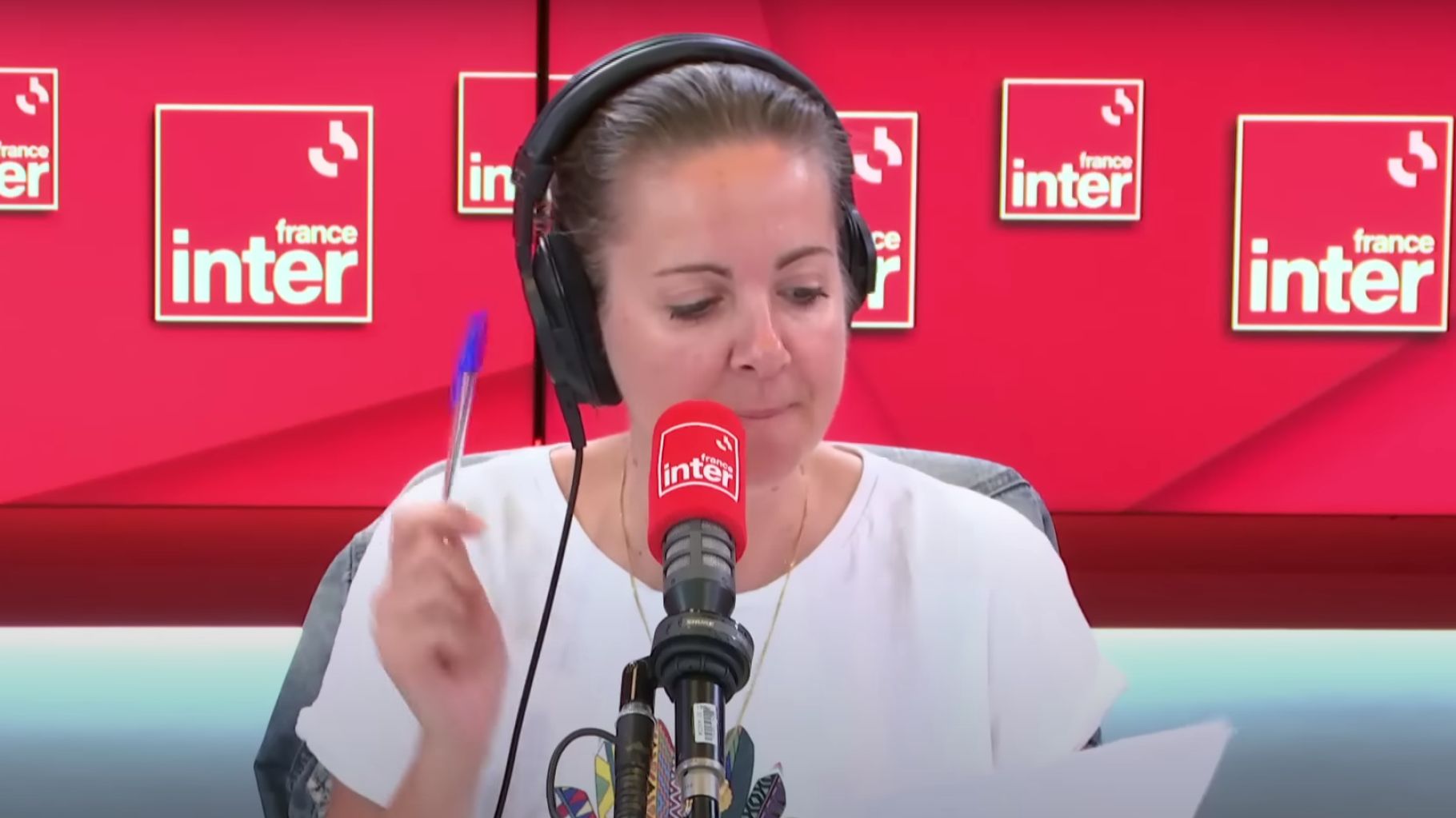 Charline Vanhoenacker a fait une " chronique France Inter " devant la tombe de sa grand-mère