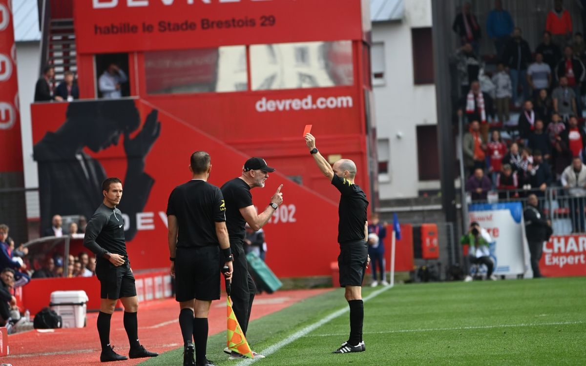 " Il y a le très haut niveau et il y a la Ligue 1 " : Éric Roy amer contre l’arbitrage après Brest - Toulouse