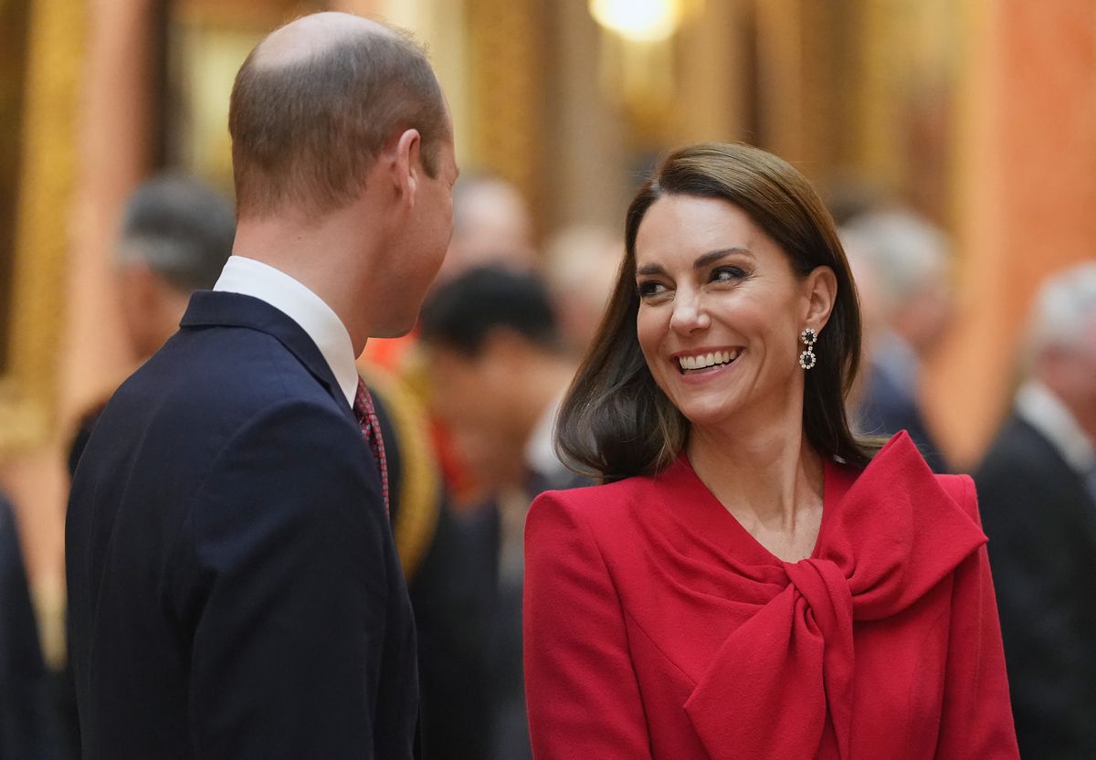 Kate Middleton en dévoile beaucoup trop et frôle l’accident vestimentaire lors d’un moment très protocolaire