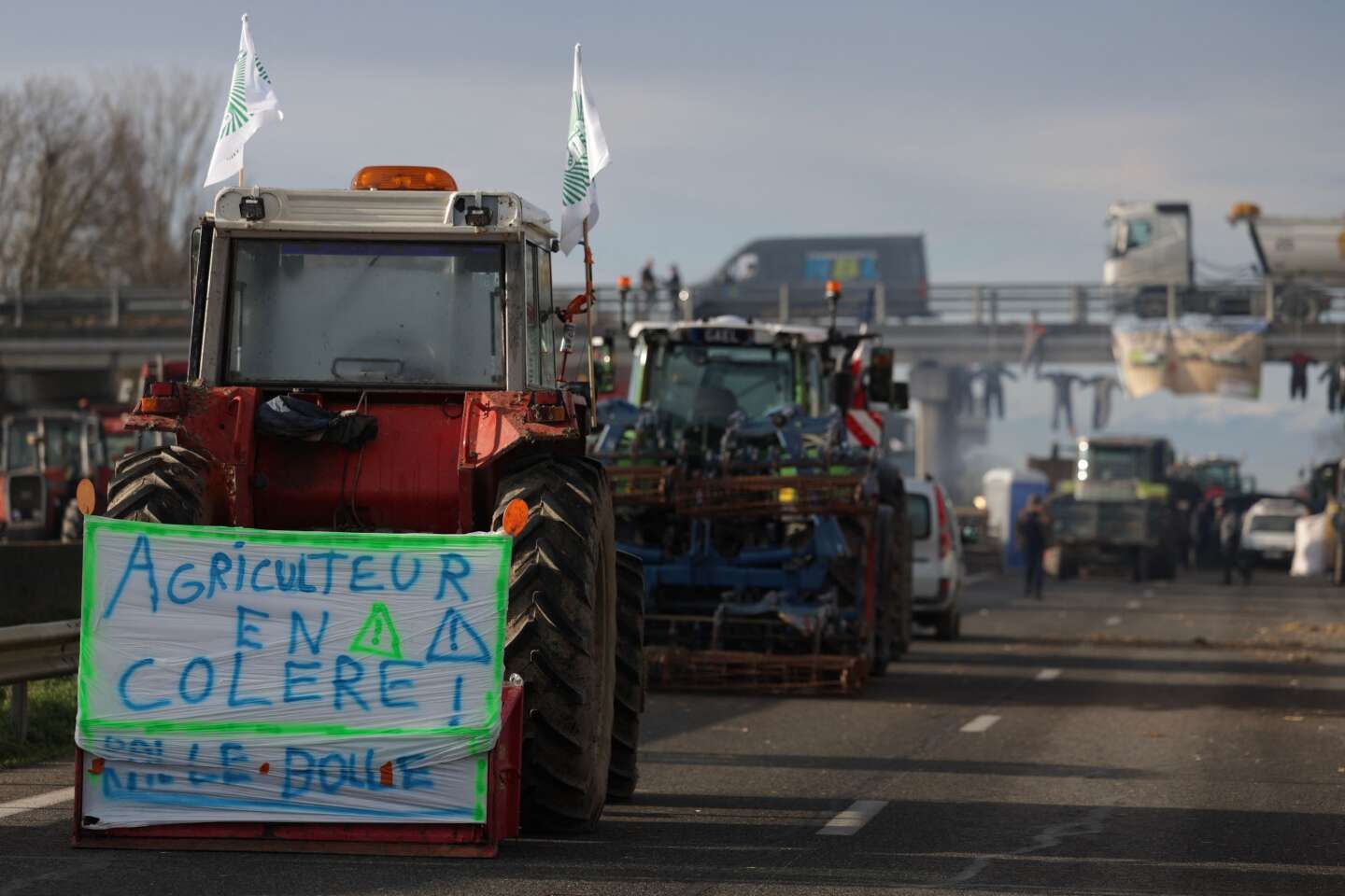 Une agricultrice et sa fille tuées en Ariège dans un accident sur un barrage routier ; les blocages continueront " le temps qu’il faudra ", prévient la FNSEA