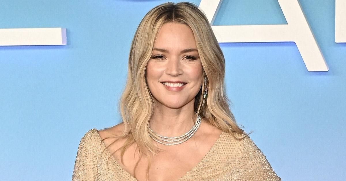 Virginie Efira, étincelante en robe dorée sur le tapis rouge des César