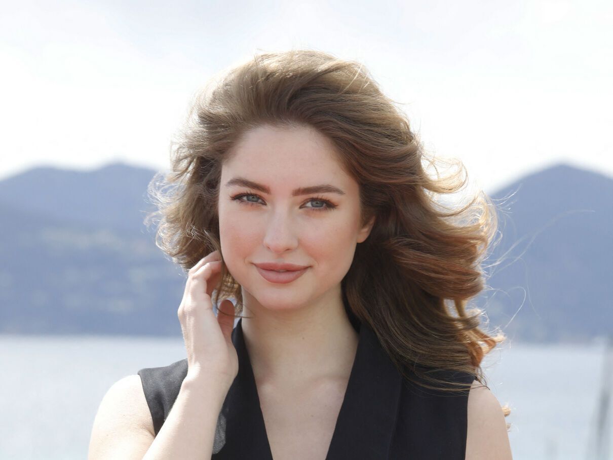 Pola Petrenko (Ici tout commence) : l'actrice fait sensation dans une robe bleue sur le tapis rouge du Festival de Cannes