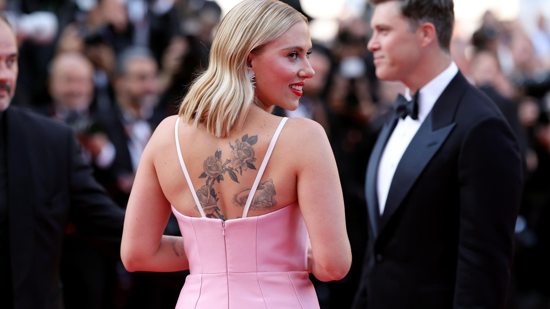 À Cannes, Scarlett Johansson illumine la montée des marches d’" Asteroid City " de Wes Anderson