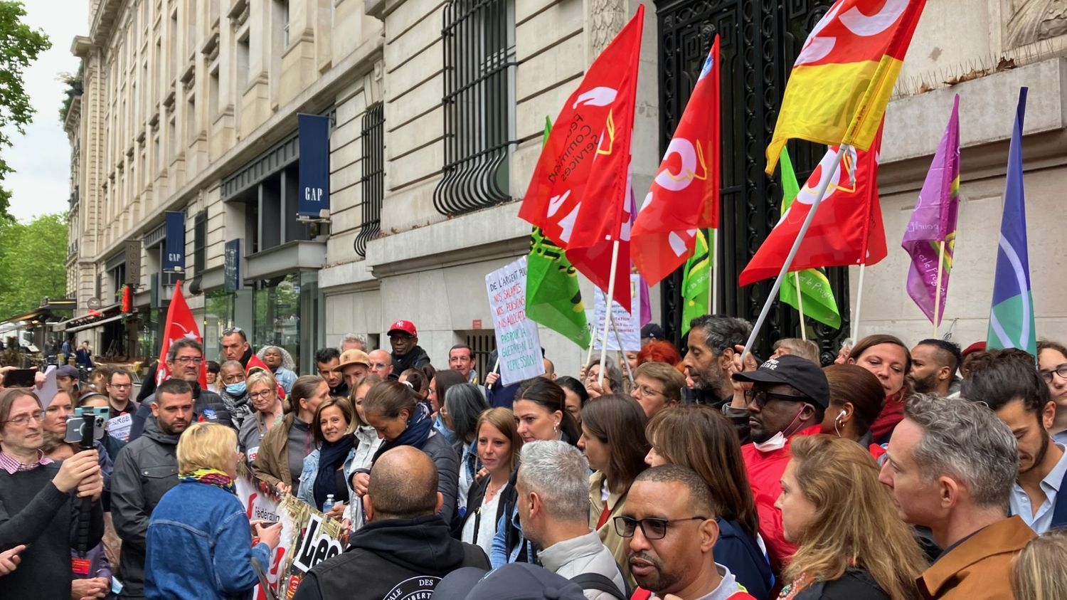 "Ils emploient les moyens forts, on emploie les moyens forts" : en grève, des salariées de Vertbaudet manifestent à Paris