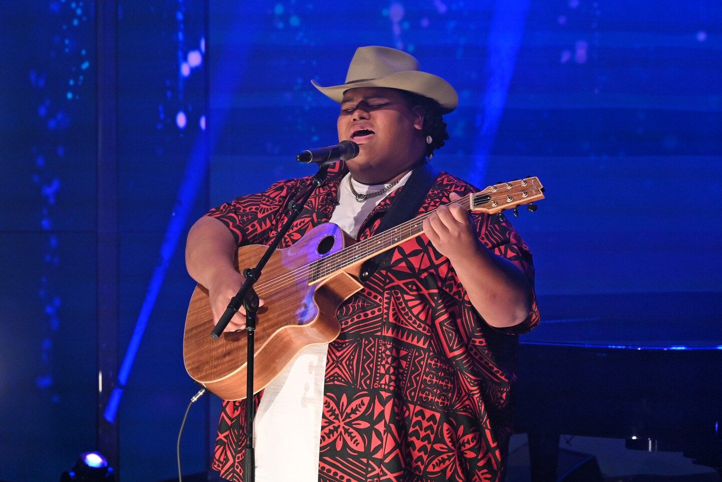 Genre-bending high-schooler from Hawaii makes ‘American Idol’ history