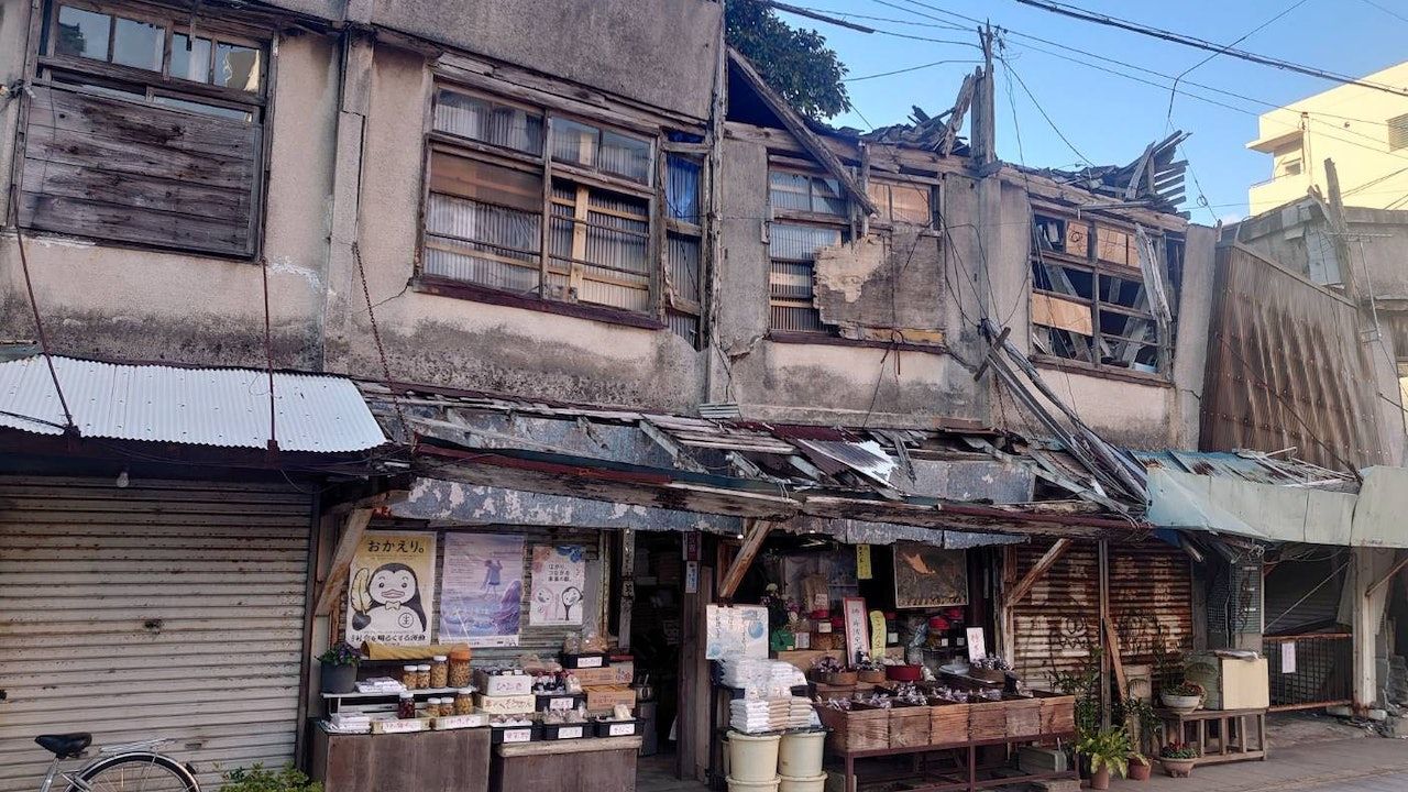 風災摧毀日本商店街 一老店堅持廢墟中營業成當地奇觀