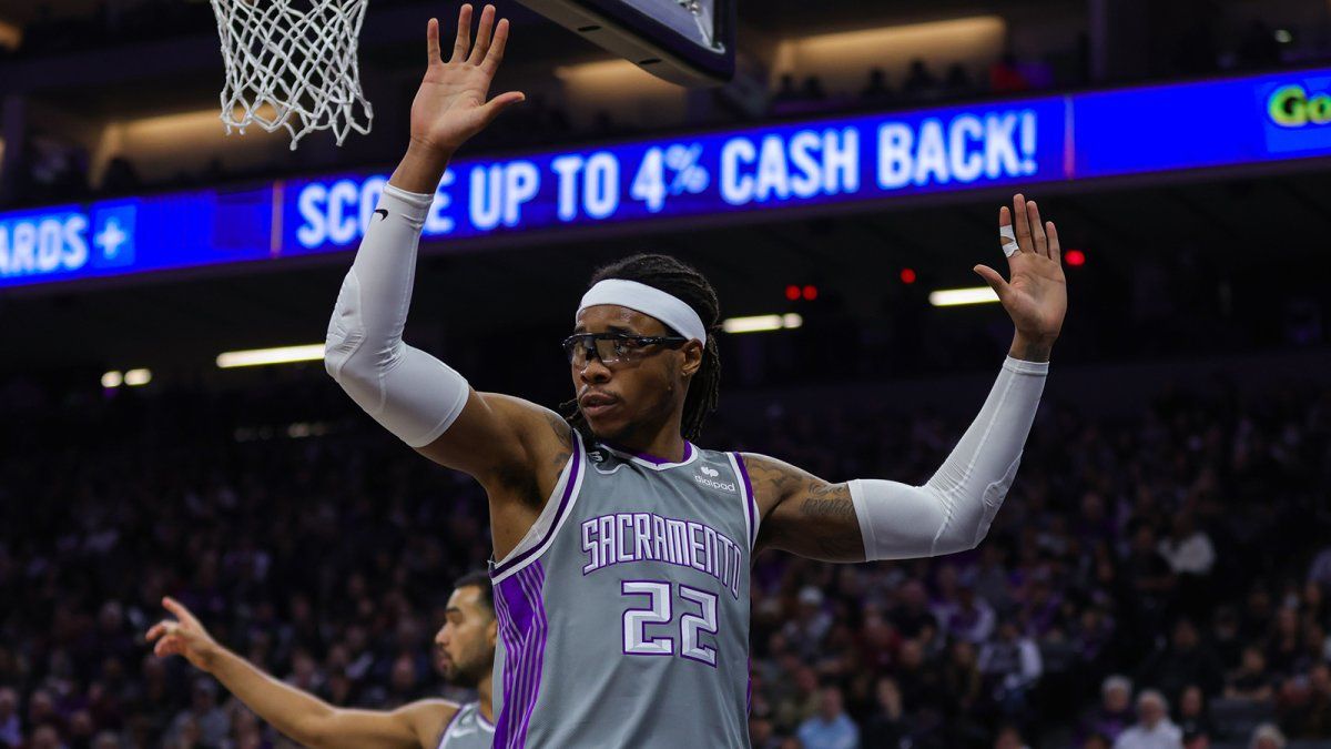 Report: Kings trade Holmes, pick to Mavs in cap-clearing move