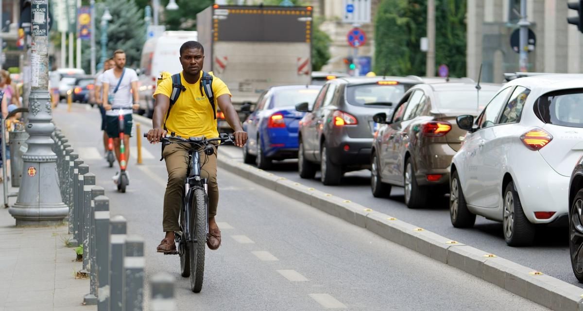 VIDEO - Arrêtée au milieu d’une piste cyclable, l’automobiliste n’en a rien à faire de gêner les vélos