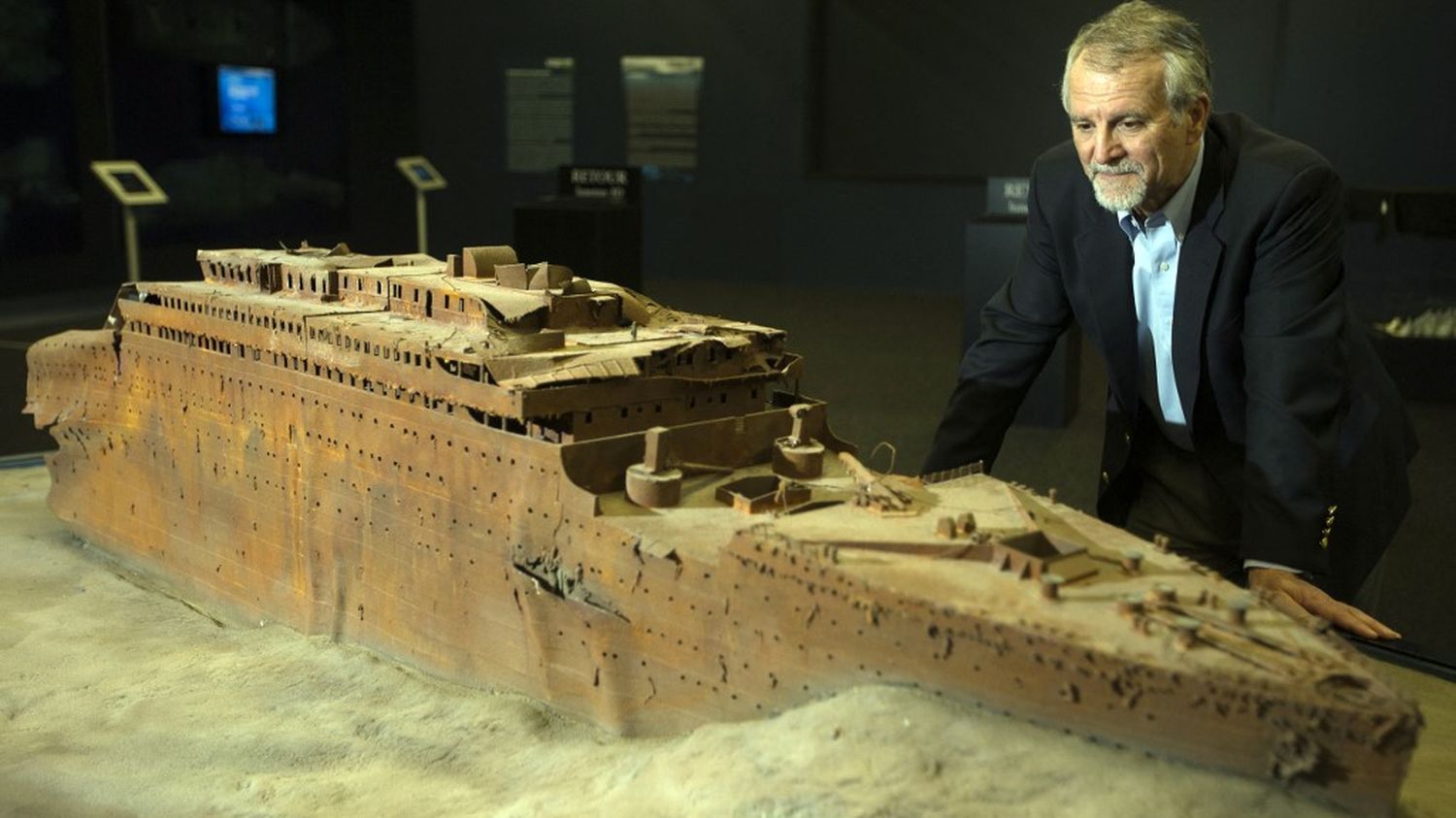 Hommages à l'explorateur des grands fonds Paul-Henri Nargeolet, qui était attendu pour une exposition sur le Titanic à Paris