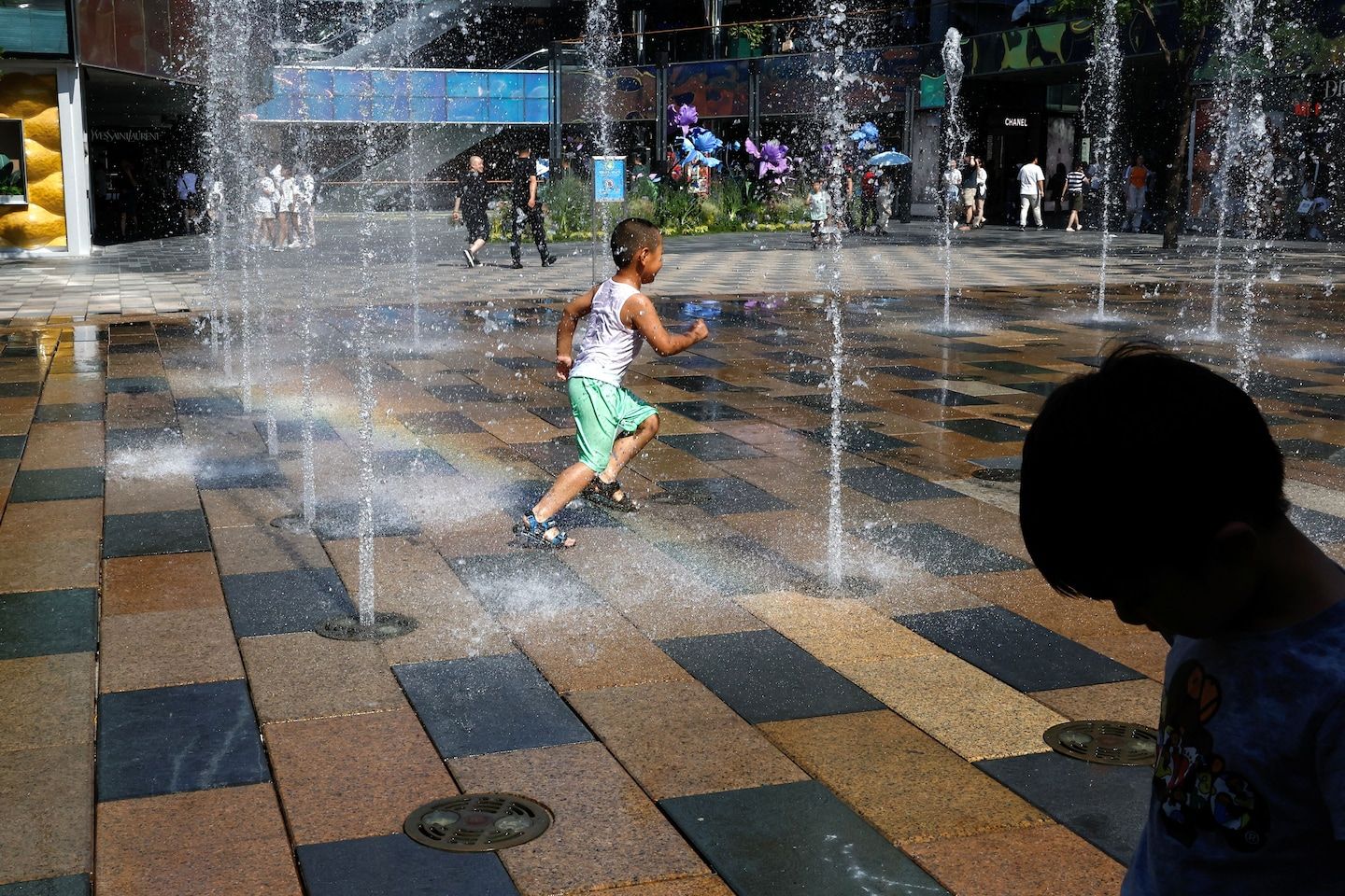 China heat wave: Beijingers turn to cold green soup, cushion fans