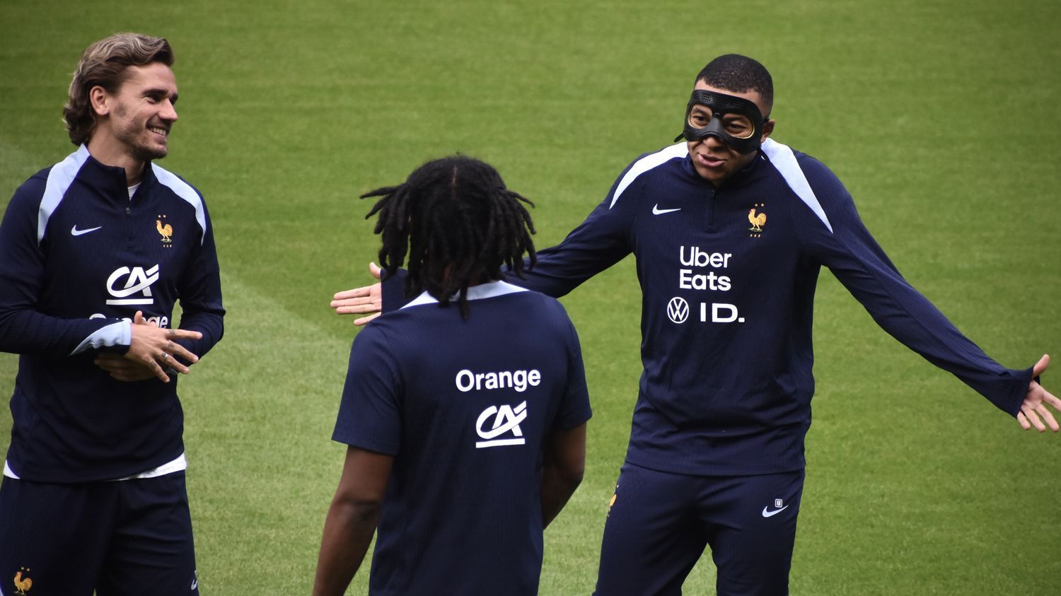 Euro 2024 : plusieurs masques pour Kylian Mbappé et un manque d’adresse criant pour les Bleus à l’entraînement