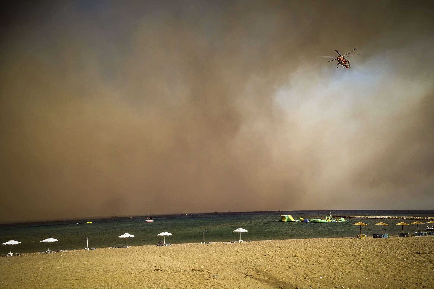 Incendies en Grèce : " La plus grande opération d’évacuation jamais effectuée " dans le pays a eu lieu sur l’île de Rhodes