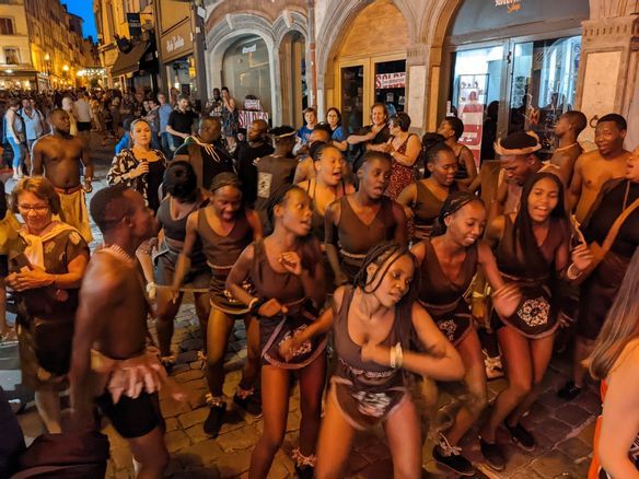 Retour en images sur la dernière parade colorée à la lueur des flambeaux