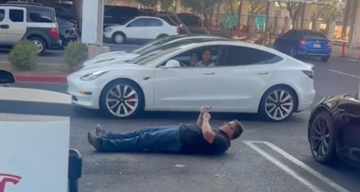 Sa Tesla tombe en panne à quelques mètres d’un chargeur, il s’allonge devant la borne pour empêcher les autres de se brancher