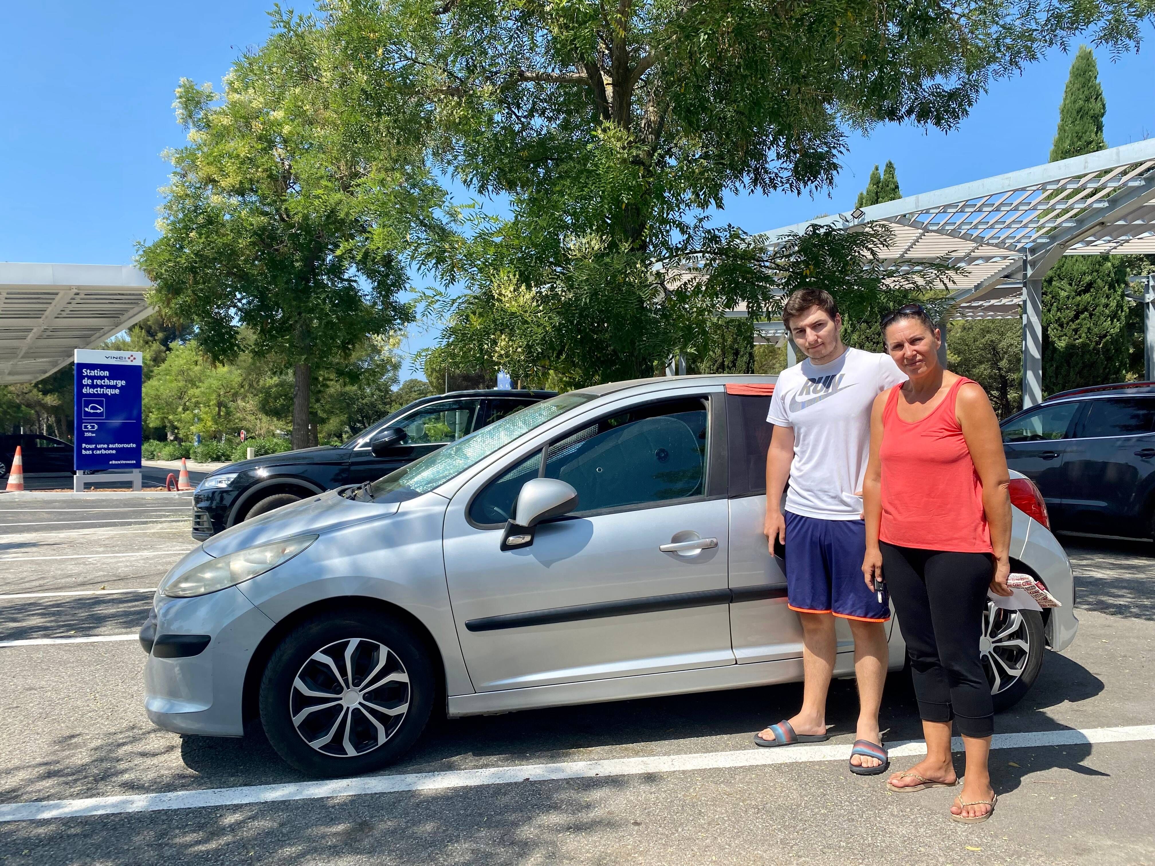 "Je suis à bout": faute de logement social, Caroline vit dans sa voiture avec son fils sur une aire d’autoroute à côté de Toulon