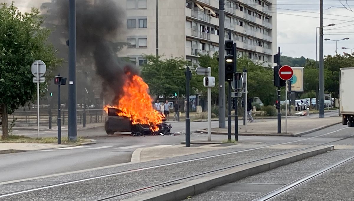 Tours : une voiture en feu ce dimanche matin carrefour de Verdun